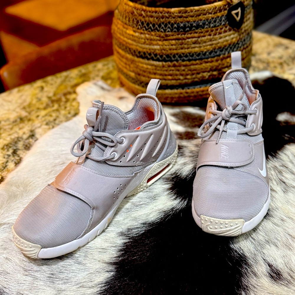 Nike Men’s Grey Air Max Trainer -EUC